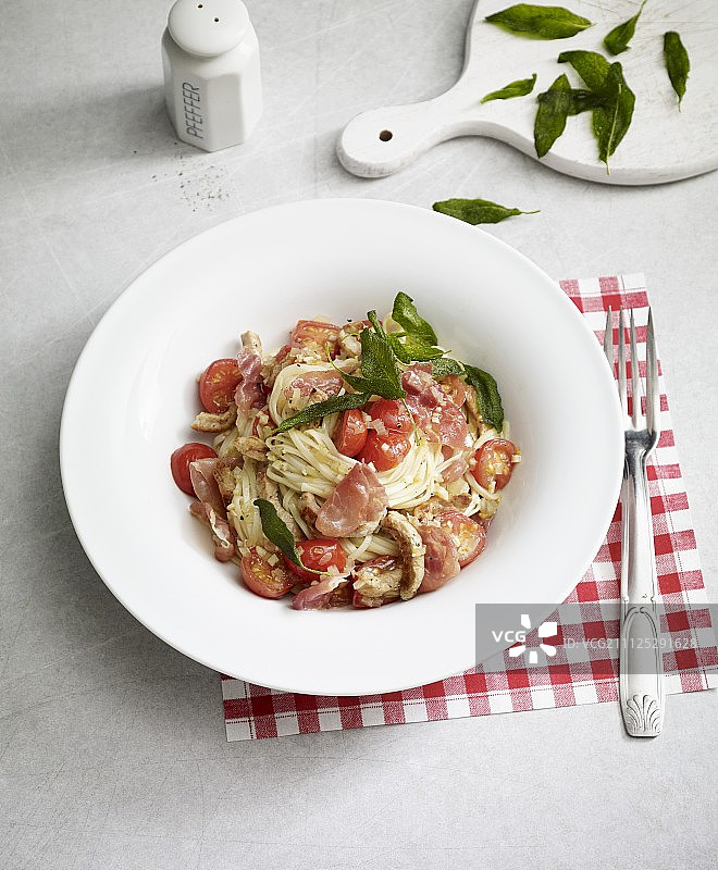 炒萨尔廷博卡配中式面条图片素材