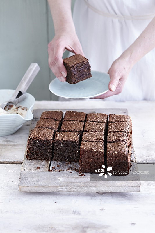 无麸质香蕉坚果巧克力蛋糕图片素材