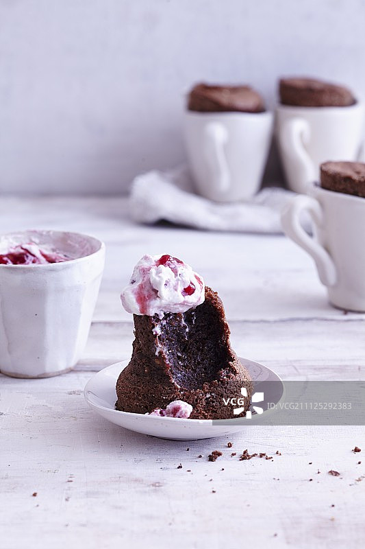 杯子蛋糕中的澳洲坚果图片素材