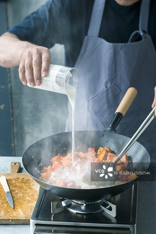 椰奶浇汁锅中红薯图片素材