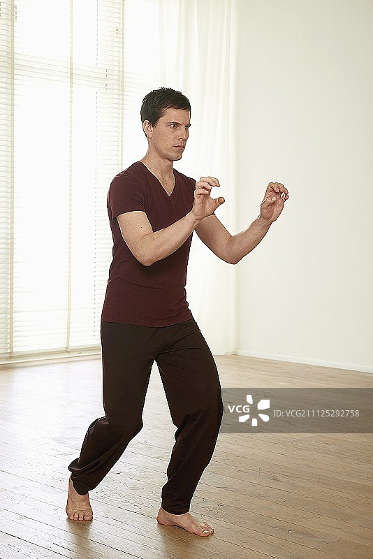 虎形气功第三步：左脚向前，双手于胸前呈虎爪状图片素材