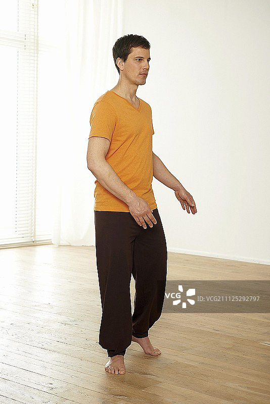 九步功：抬左脚后跟，向左转动躯干图片素材