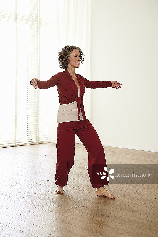 气功：展开翅膀-第四步：重心前移，向侧面伸展手臂图片素材