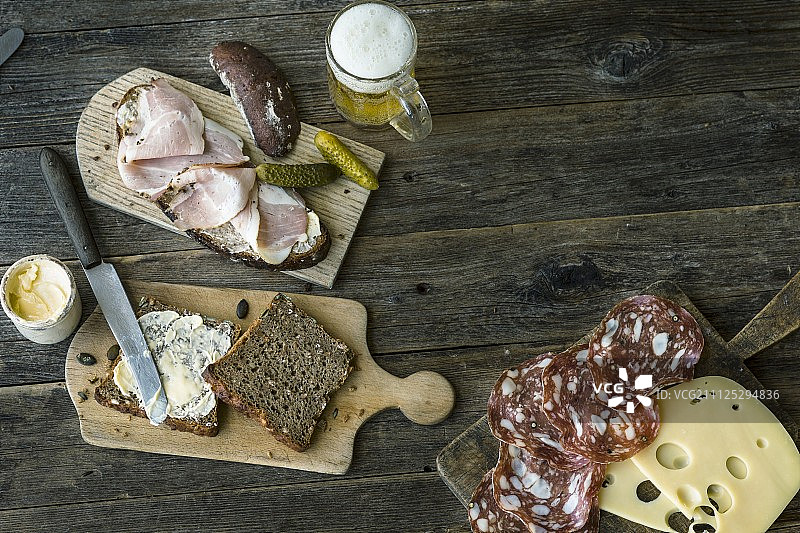 含面包、黄油、冷盘和奶酪的晚餐图片素材