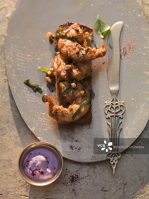 配有紫色咖喱酸奶的印度鲜虾块图片素材