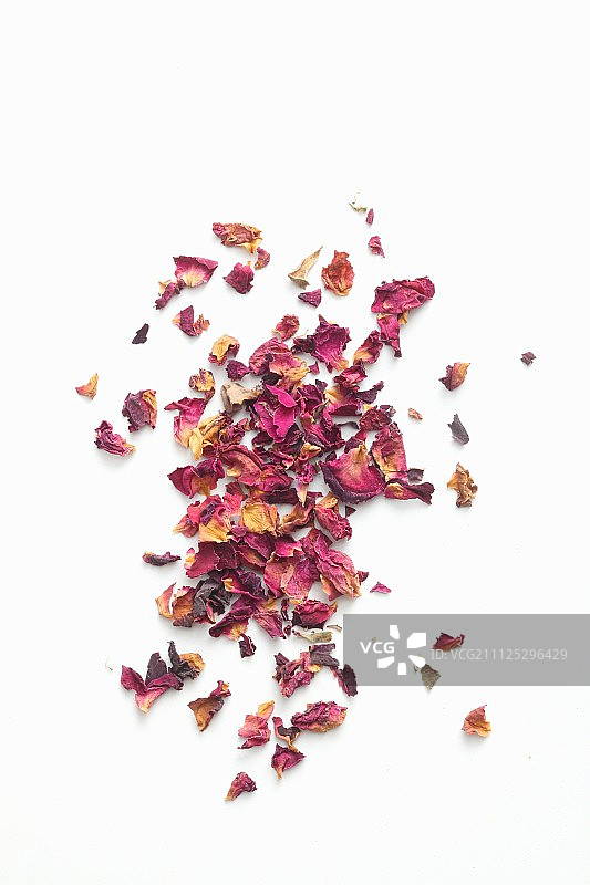 俯视角度下的干玫瑰花瓣图片素材