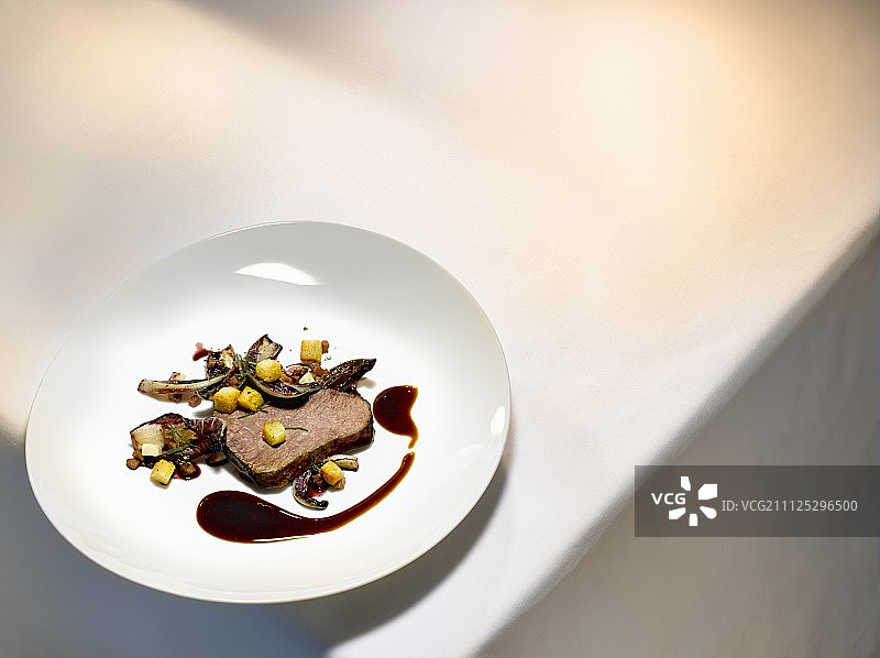 Joachim Wissler的菜肴：用巴罗洛醋炖牛肩肉配菊苣和葡萄汁图片素材