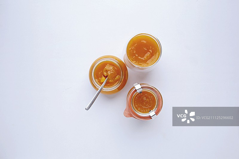南瓜杏子果酱与肉豆蔻花罐头图片素材