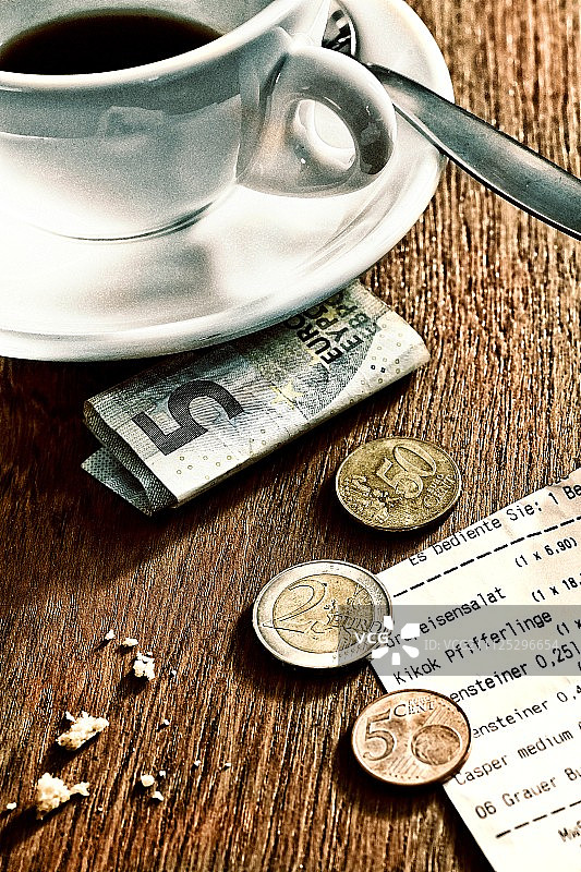 一杯咖啡旁的小费和收据图片素材