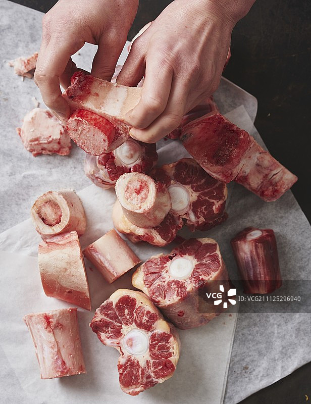 用于制作牛肉高汤的牛骨和骨髓图片素材