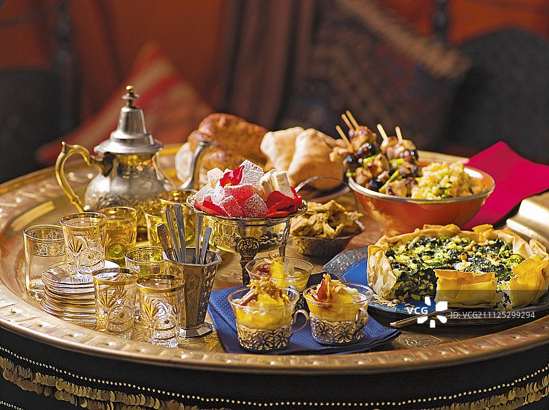 包含主菜、面包和甜点的东方自助餐图片素材