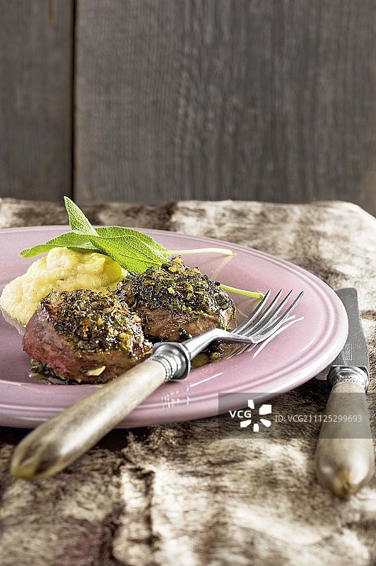 鹿肉奖章配苹果泥和栗子图片素材