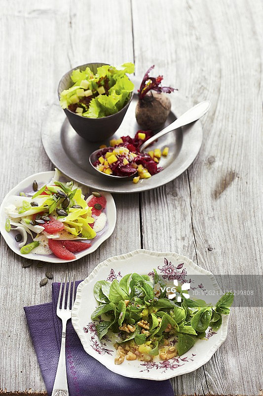 四种不同的冬季沙拉图片素材