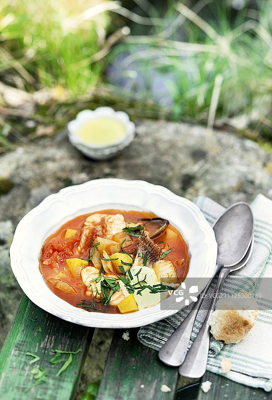 户外餐桌上的马赛鱼汤配蒜泥蛋黄酱图片素材