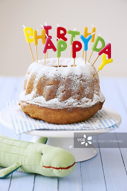 带有生日蜡烛的香蕉花环蛋糕图片素材