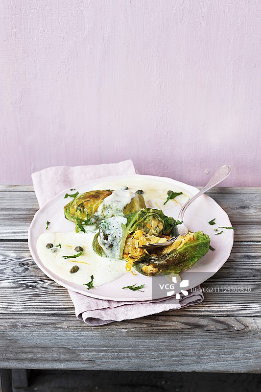 填满炸土豆的皱叶甘蓝卷图片素材