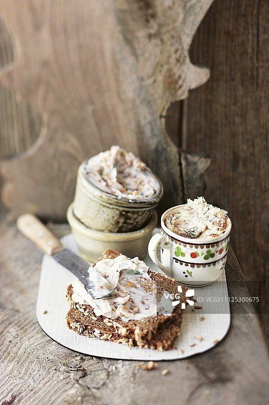 滴着油渣的全麦面包图片素材