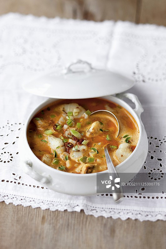 奥地利鳕鱼、梭鲈和鳗鱼鱼汤图片素材