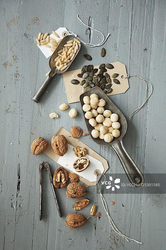 用各种坚果和种子制作迷你邦特蛋糕图片素材