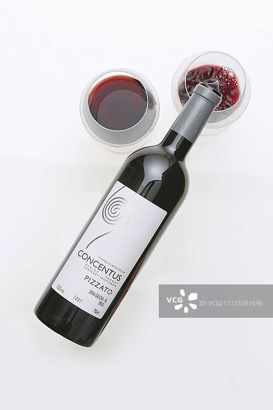 从瓶中向玻璃杯中倒红酒图片素材