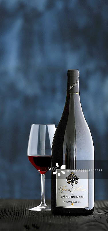 黑鹰酒庄黑皮诺大瓶装葡萄酒图片素材