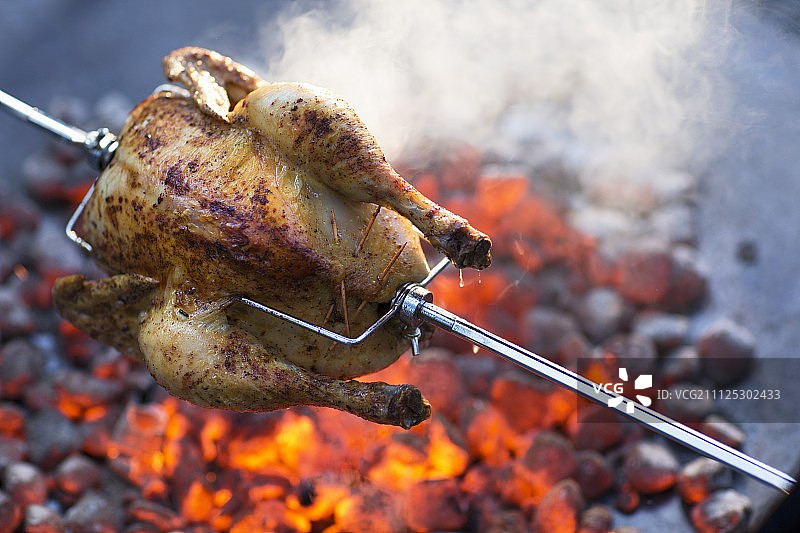 烤鸡肉配杏仁蘑菇馅图片素材