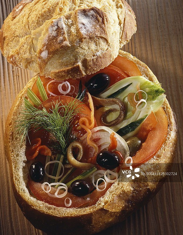 番茄洋葱鳀鱼黑橄榄馅的面包图片素材