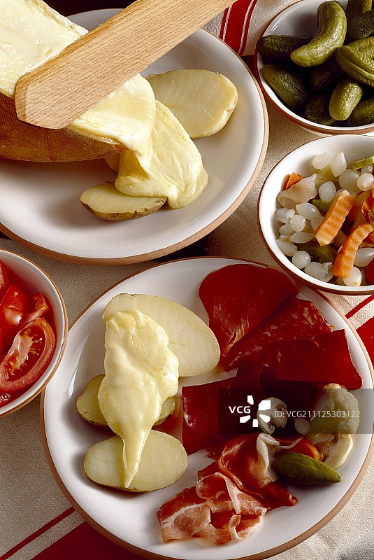 烤拉克雷特干酪和冷盘图片素材
