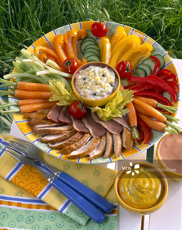 搭配三种酱汁的烟熏鸡肉和鸭肉图片素材