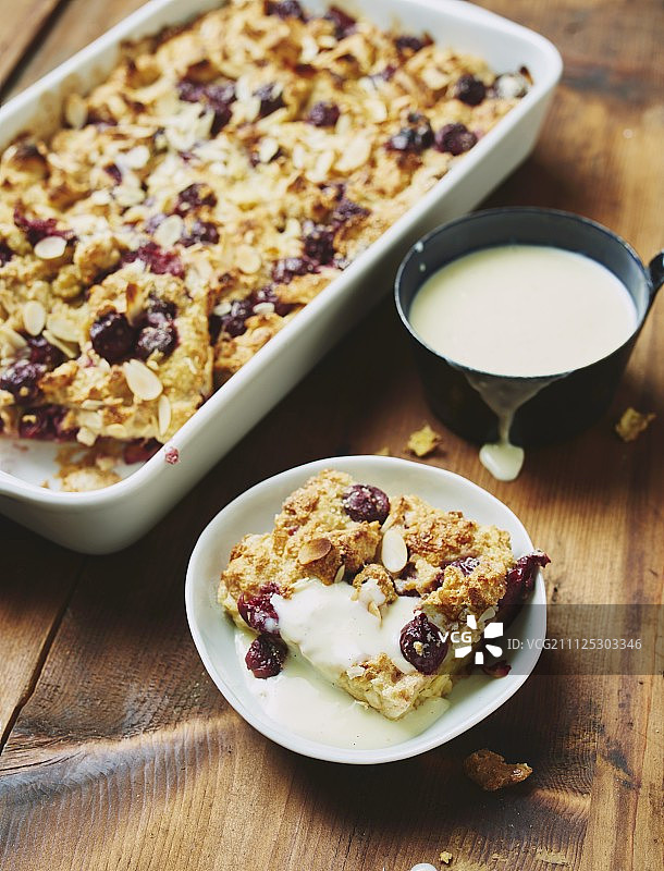香草酱樱桃面包布丁图片素材