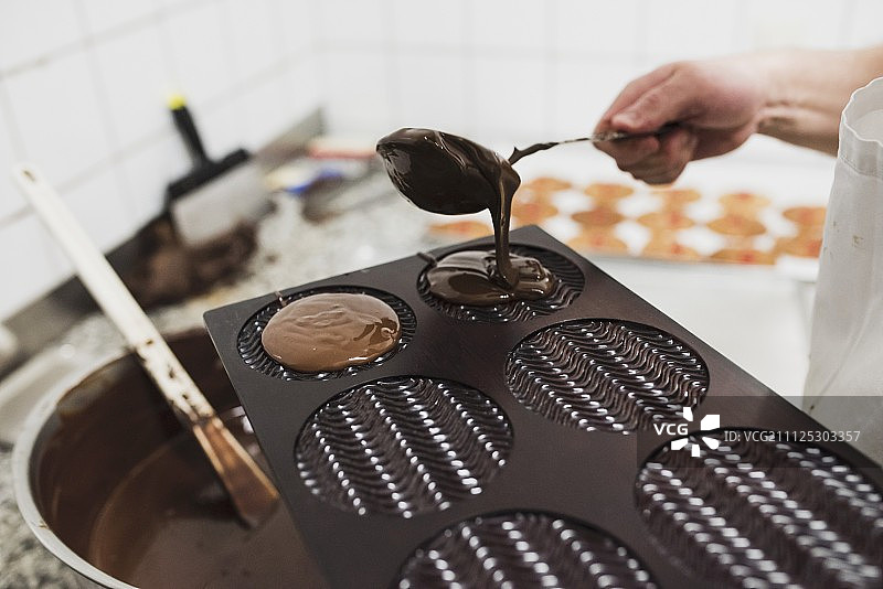 巧克力倒入模具图片素材