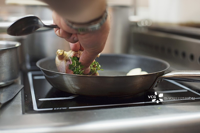 詹姆斯·克纳佩特在伦敦餐桌餐厅准备鹧鸪图片素材