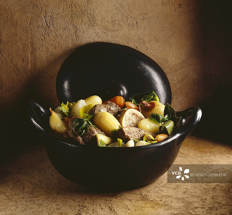 牛肉蔬菜砂锅图片素材
