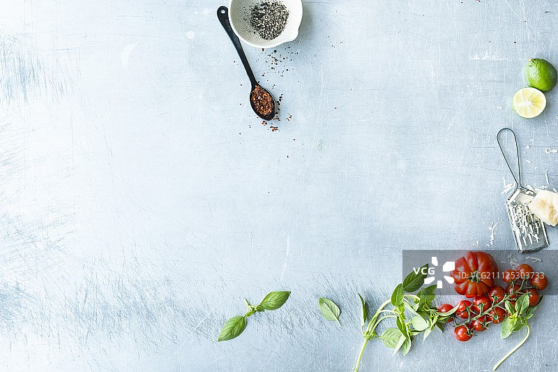 西红柿、罗勒、帕尔马干酪、酸橙和香料的组合图片素材