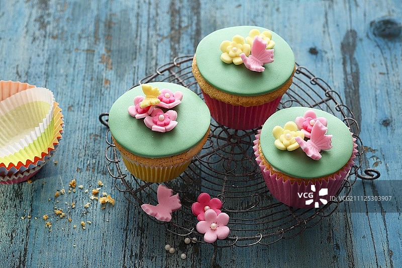 带有彩色翻糖装饰的纸杯蛋糕图片素材