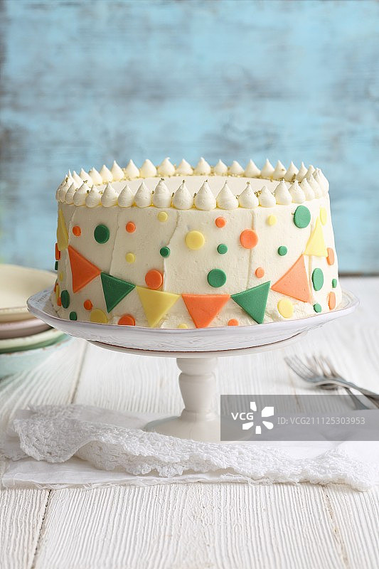 彩色纸屑装饰的浆果慕斯蛋糕图片素材