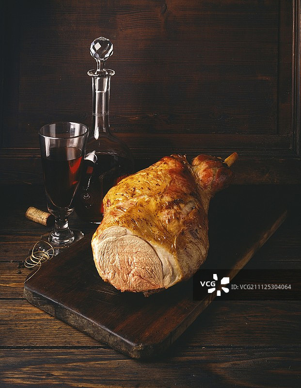 烤羊腿和一瓶红酒图片素材