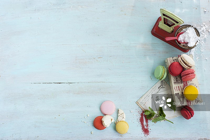 带玩具秤的各色马卡龙图片素材