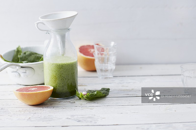 含姜的菠菜葡萄柚冰沙图片素材