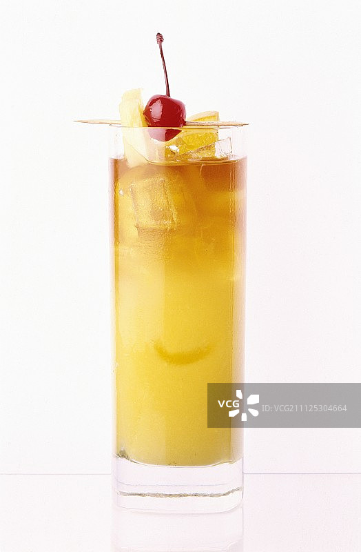 种植者宾治酒：朗姆酒和橙子图片素材