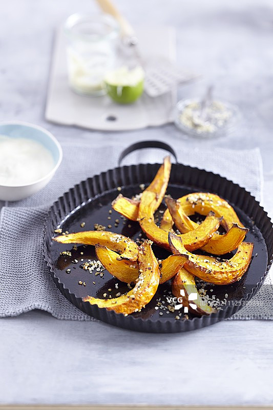 烤箱烤南瓜配火麻仁和豆腐奶油图片素材