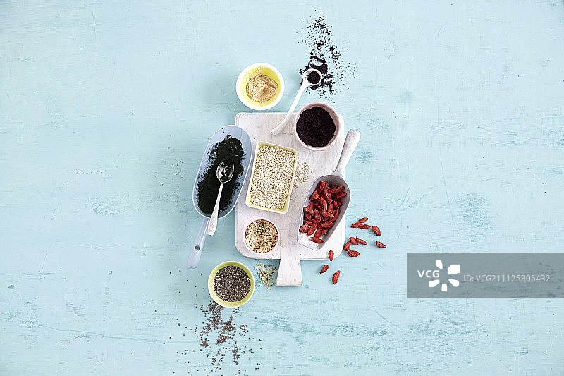 浅蓝色台面上的超级食品图片素材