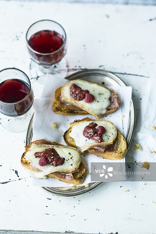 塔雷吉奥奶酪烤面包配覆盆子图片素材