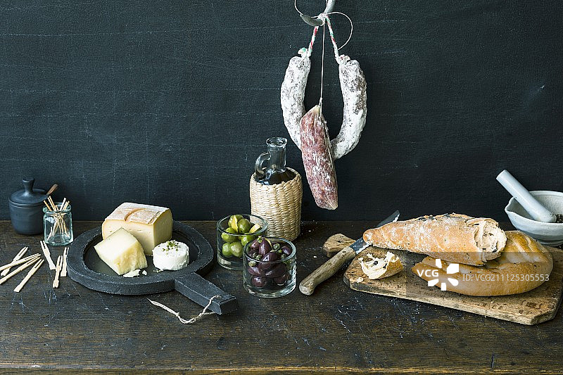 含奶酪、橄榄、硬香肠和面包的开胃自助餐图片素材