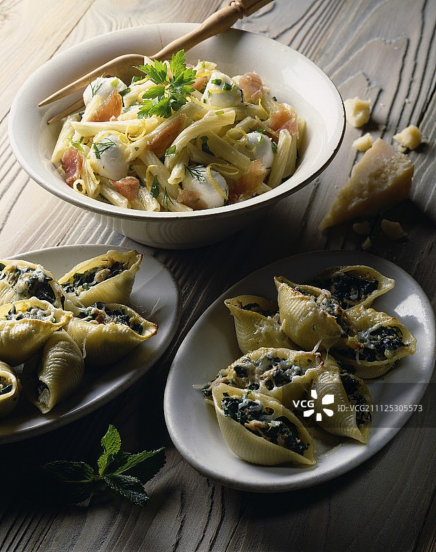 意式通心粉沙拉配烟熏火腿、莫扎里拉奶酪和柠檬菠菜贝壳粉图片素材