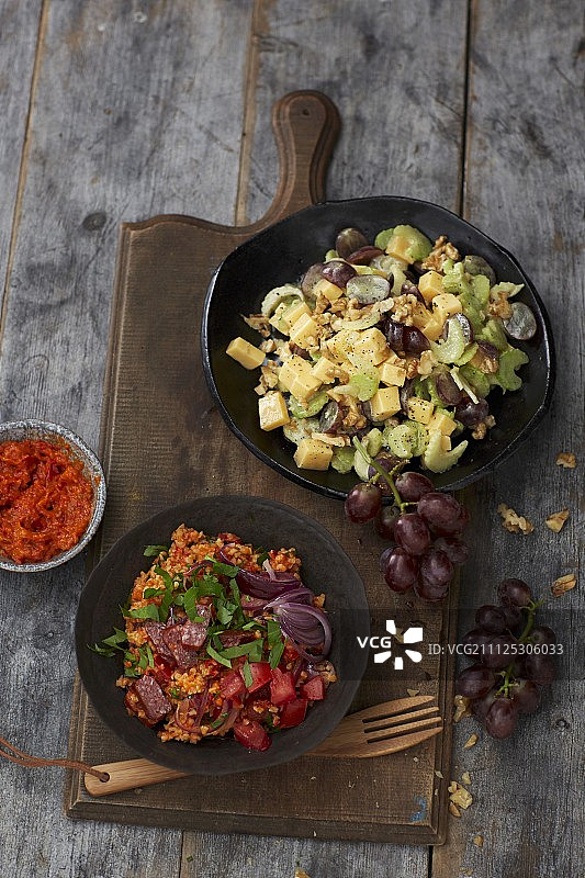 葡萄和保加麦片沙拉配ajvar的豪达沙拉图片素材