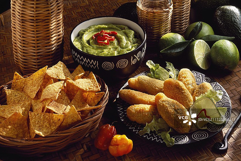 墨西哥菜单：红辣椒油炸馅饼和鳄梨酱图片素材