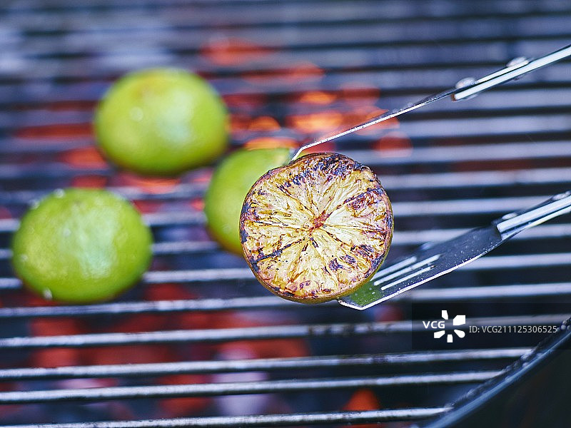 烧烤架上烤制的青柠图片素材