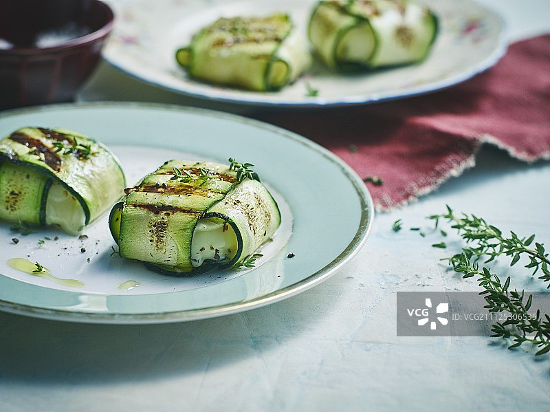 烤小胡瓜和山羊奶酪百里香馅饼图片素材