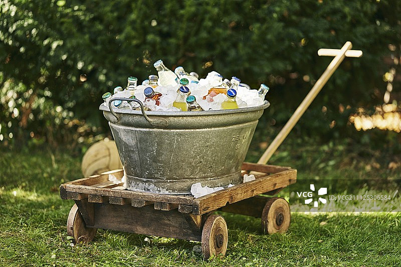 花园派对上装满冰镇饮品的锌浴缸图片素材